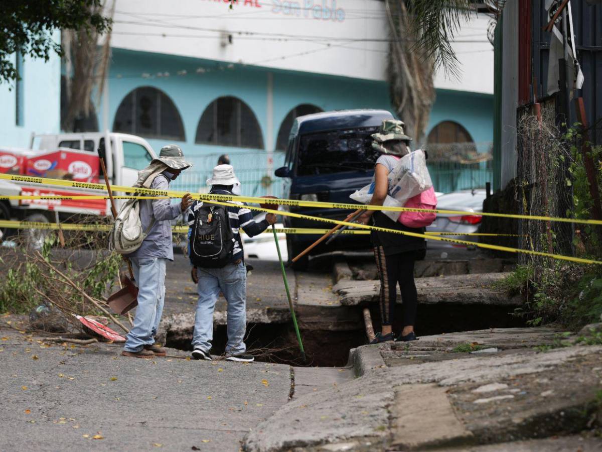 Socavones ponen en riesgo conductores y vecinos en distintos puntos de la capital