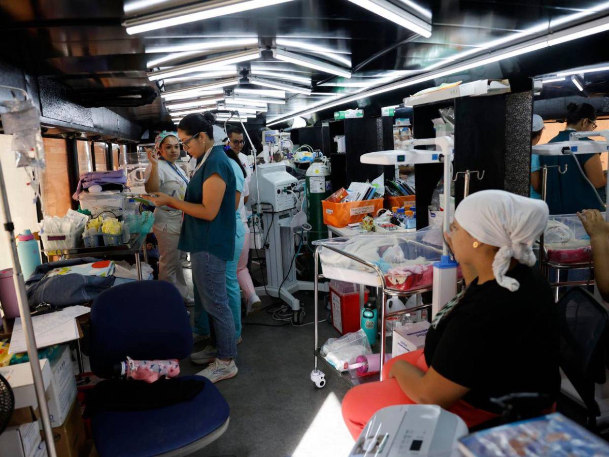 Una barbería sobre ruedas se convierte en sala para bebés prematuros tras terremoto en Panamá