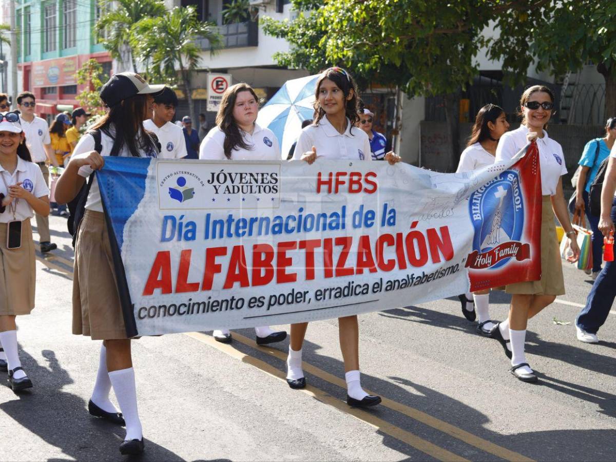 Con bandas y pancartas, estudiantes desfilan en SPS por el Día de la Alfabetización