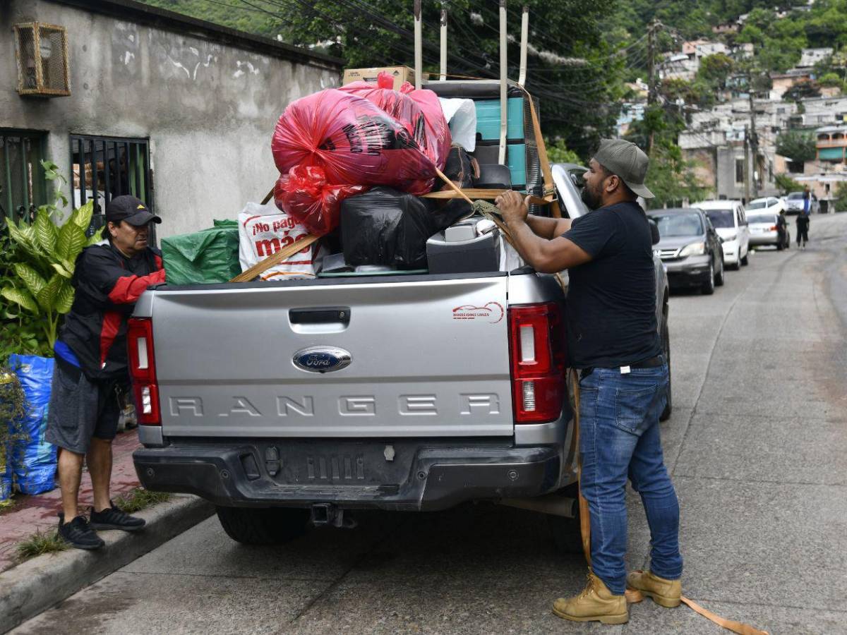 Impotencia y dolor sufren vecinos de El Reparto tras arrasador derrumbe