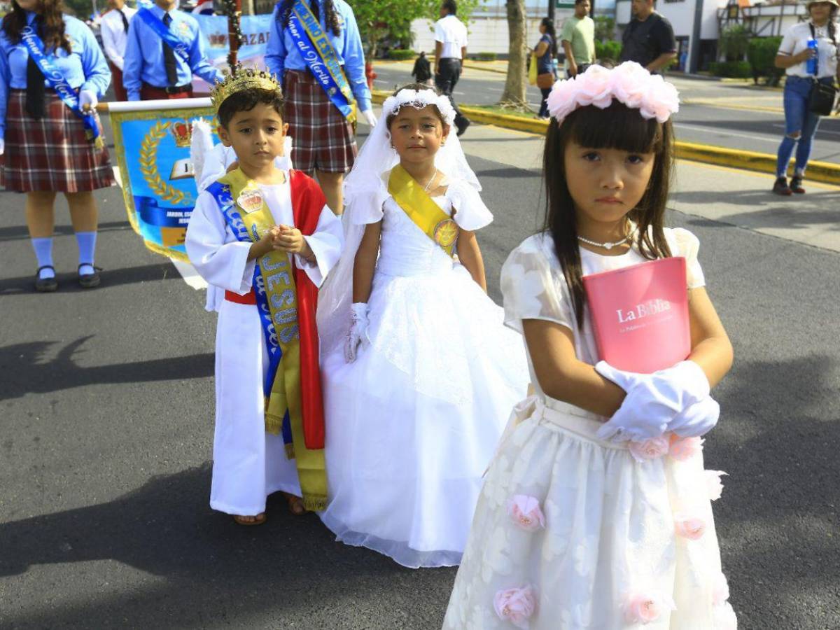 ¡Orgullo y fervor! Escuelas desfilan honrando a la patria en SPS