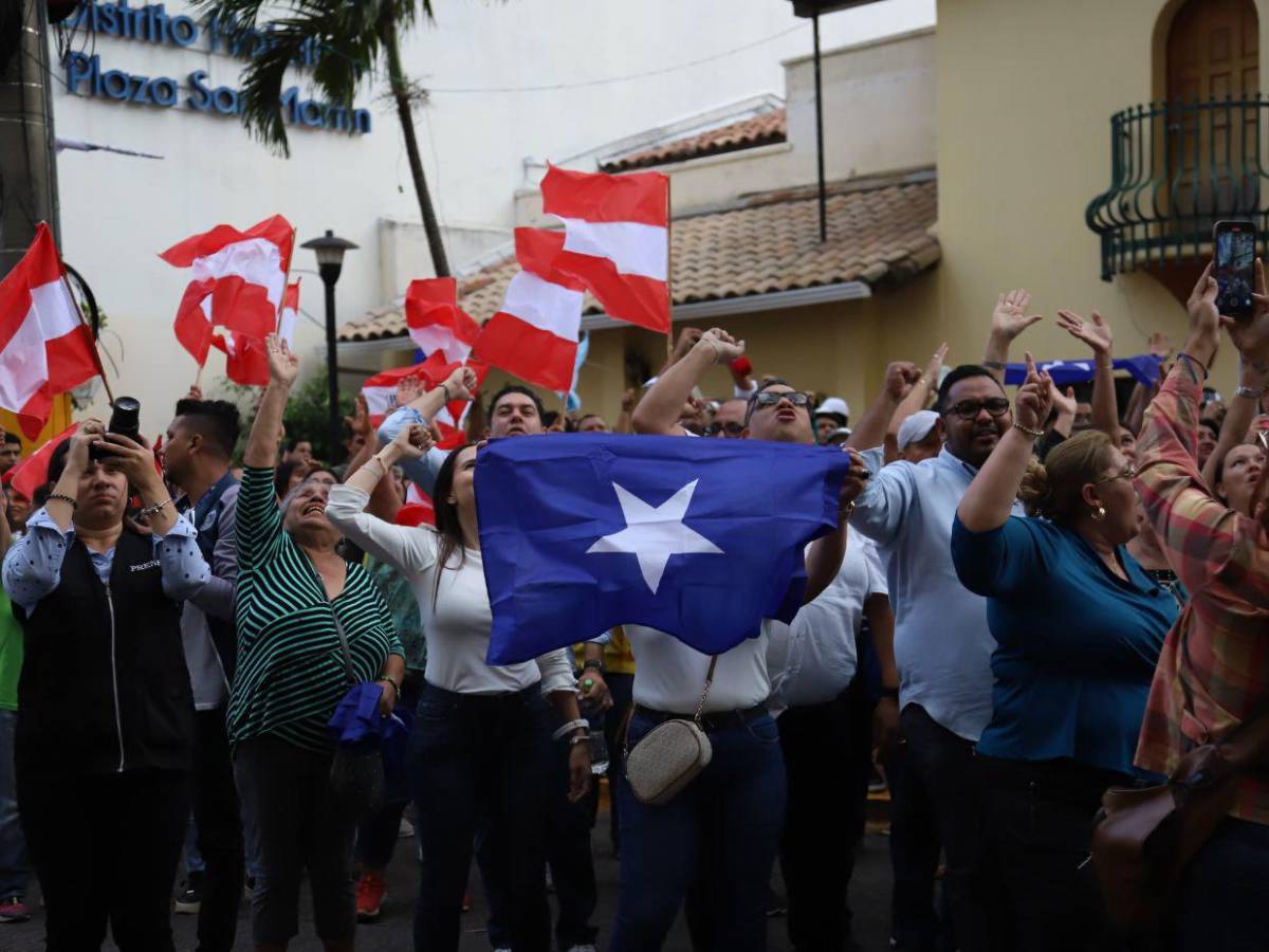 Cossette López y Paola Hall agradecen apoyo de simpatizantes; Ochoa sale solo tras declarar ante el MP Cossette López y Paola Hall agradecen apoyo de simpatizantes; Ochoa sale solo tras declarar ante el MP