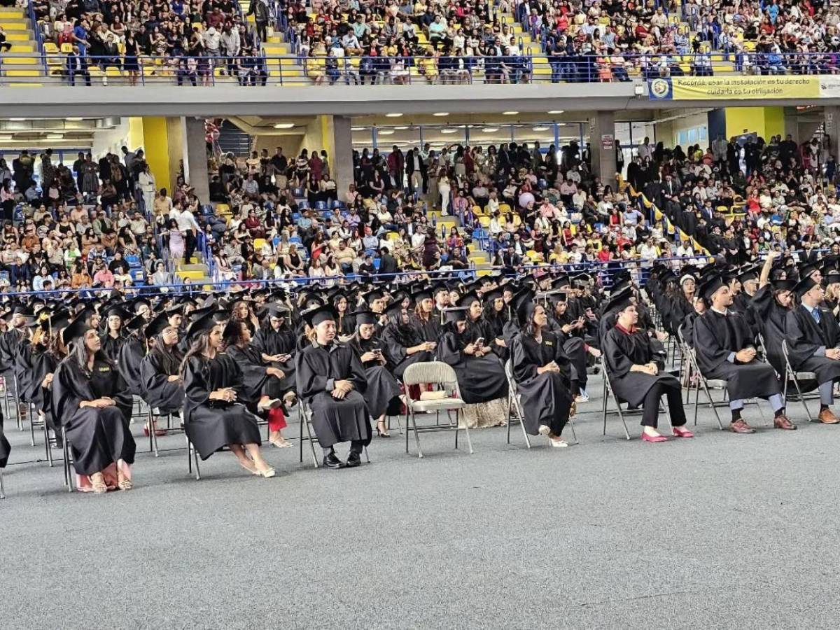 ¡Un sueño cumplido! Más de 1,500 graduados recibieron con orgullo su título en la UNAH