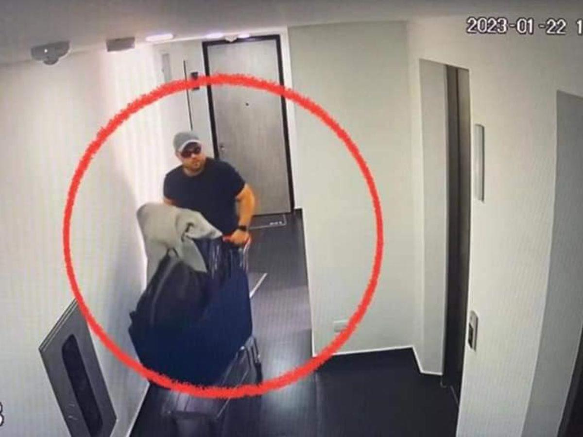 John Poulos mientras cargaba la maleta en la que llevaba el cuerpo de su novia.
