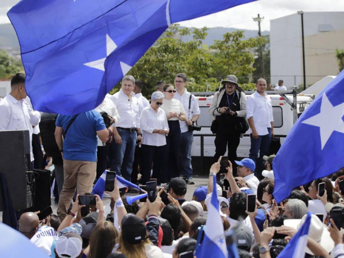 Abarrotado Toncontín por simpatizantes en recibimiento a Juan Orlando Hernández