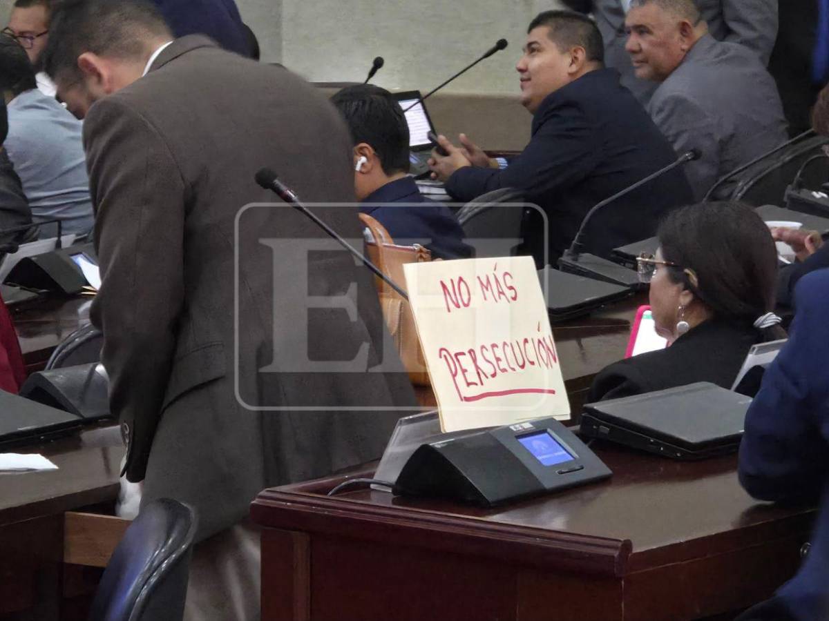 'No más persecución': protestas de Libre irrumpen en lectura del informe final del juicio político en el CN