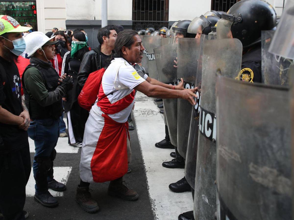 Jóvenes peruanos y colectivos sociales marcharon en Lima contra el gobierno de Dina Boluarte