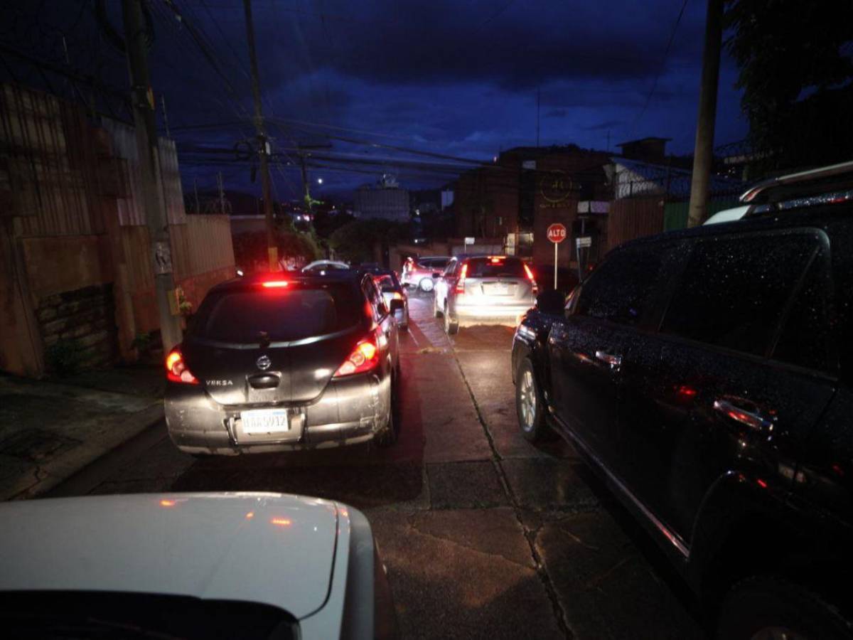 Caos vehicular se vive en la capital por fuerte tormenta