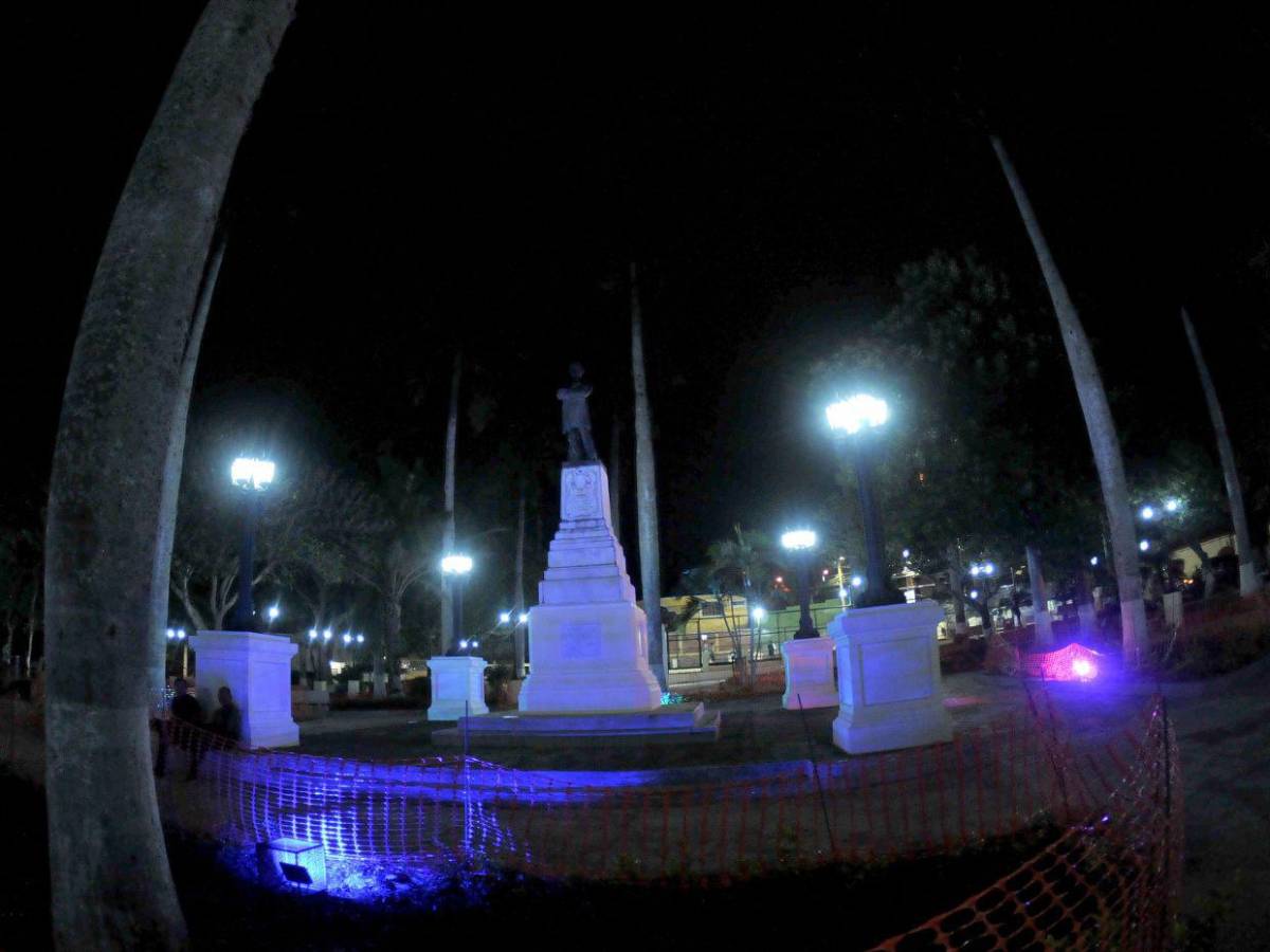 La capital viste sus noches de luces y alegría en la víspera de Navidad La capital viste sus noches de luces y alegría en la víspera de Navidad