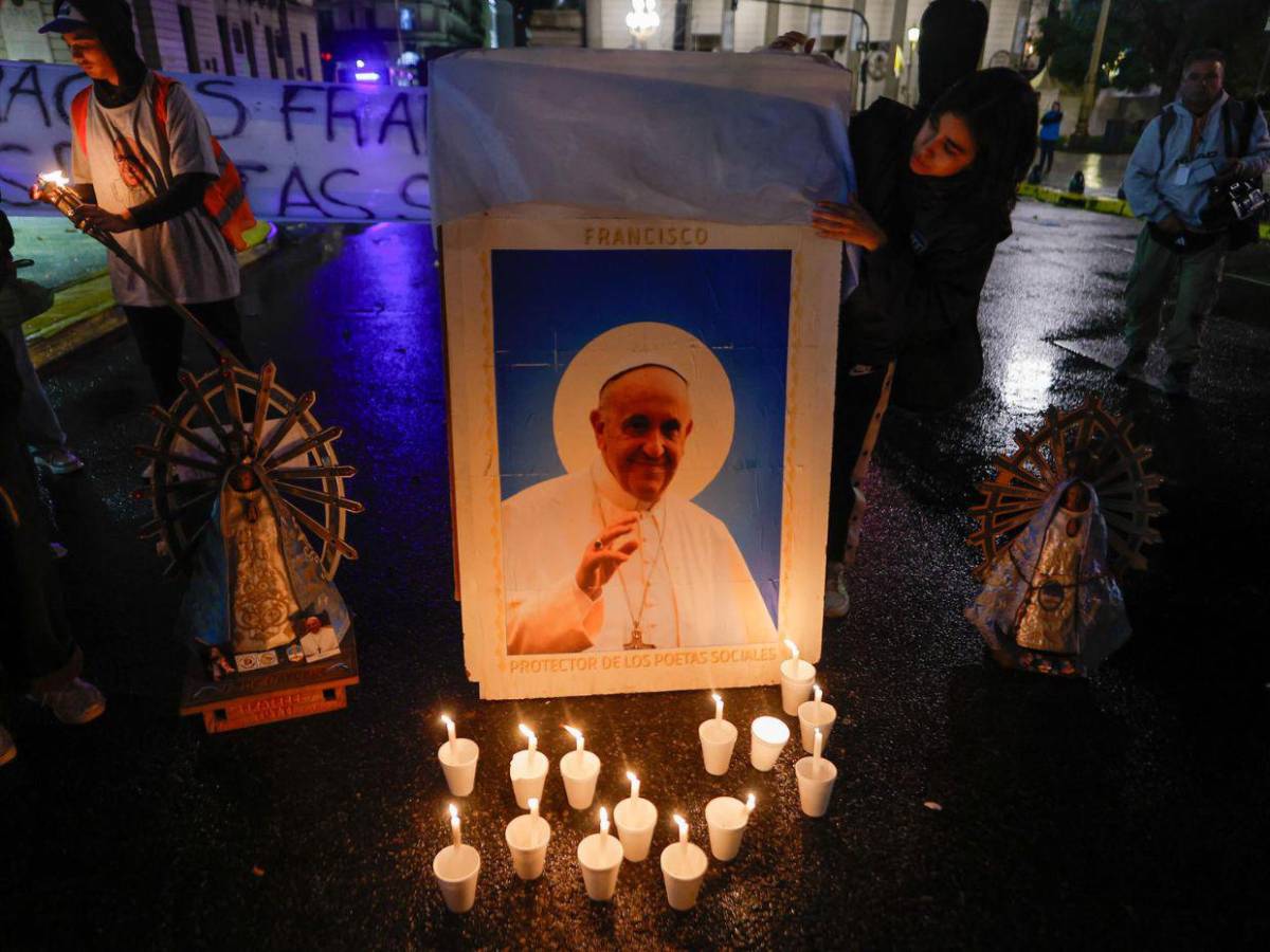 Vigilia por el papa en la catedral de Buenos Aires: No dimensionamos su liderazgo