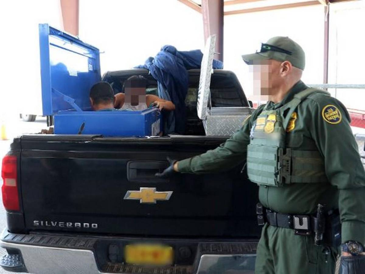 Descubren a tres hondureños cruzando la frontera en Texas, ocultos en caja de herramientas