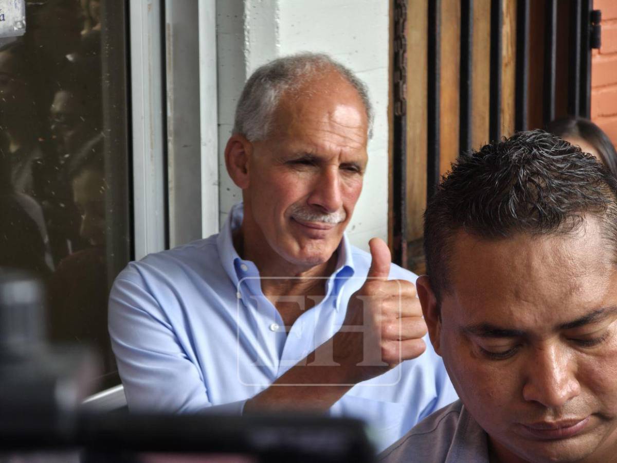 Haciendo fila y tomándose fotos con los votantes: así llegó a votar Nasry Asfura