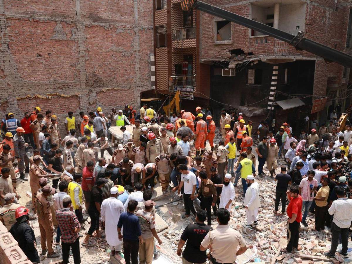 Búsqueda de cuerpos y daños estructurales: imágenes tras derrumbe en India