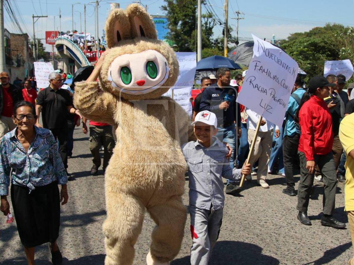 Pólvora, disfraces y pancartas marcan la marcha del 1 de mayo en la capital