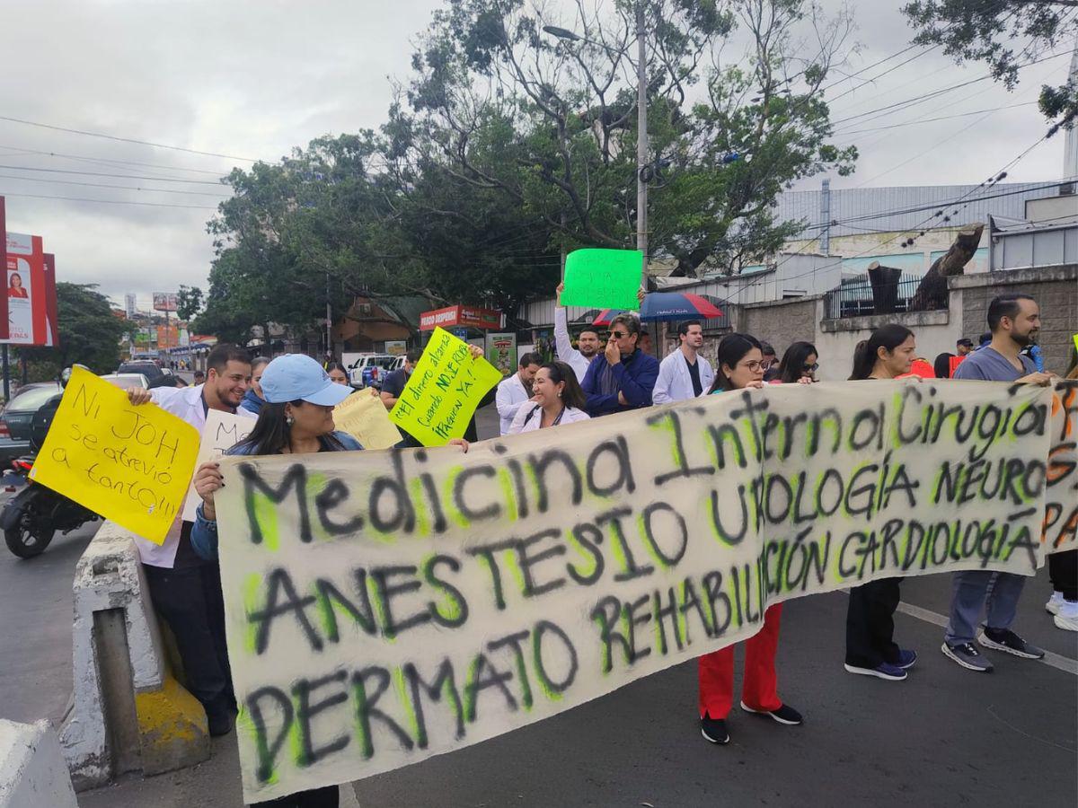 “Ni JOH se atrevió a tanto”: médicos en protestas por falta de pagos envían fuertes mensajes