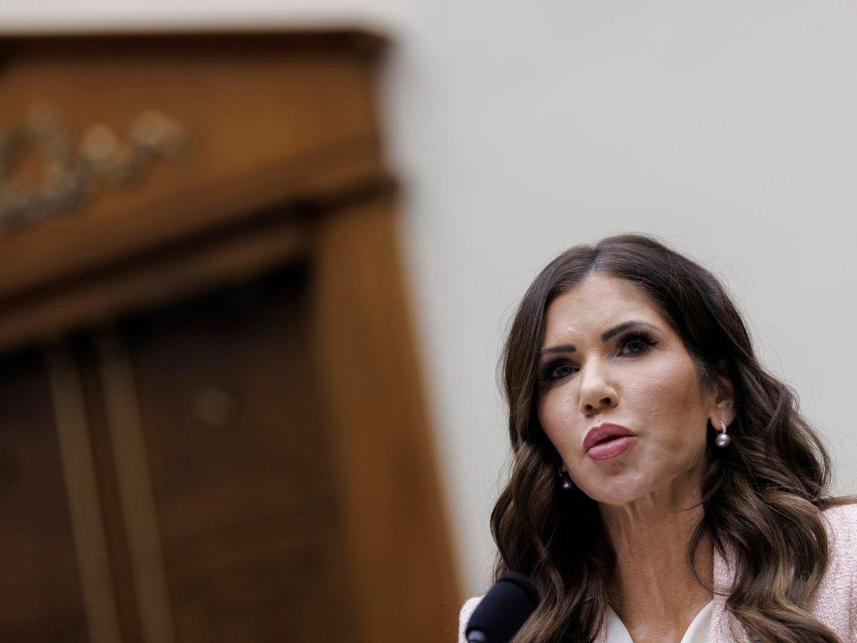 ¿Quién es Kristi Noem, la exsecretaria de Seguridad Nacional destituida por Trump?
