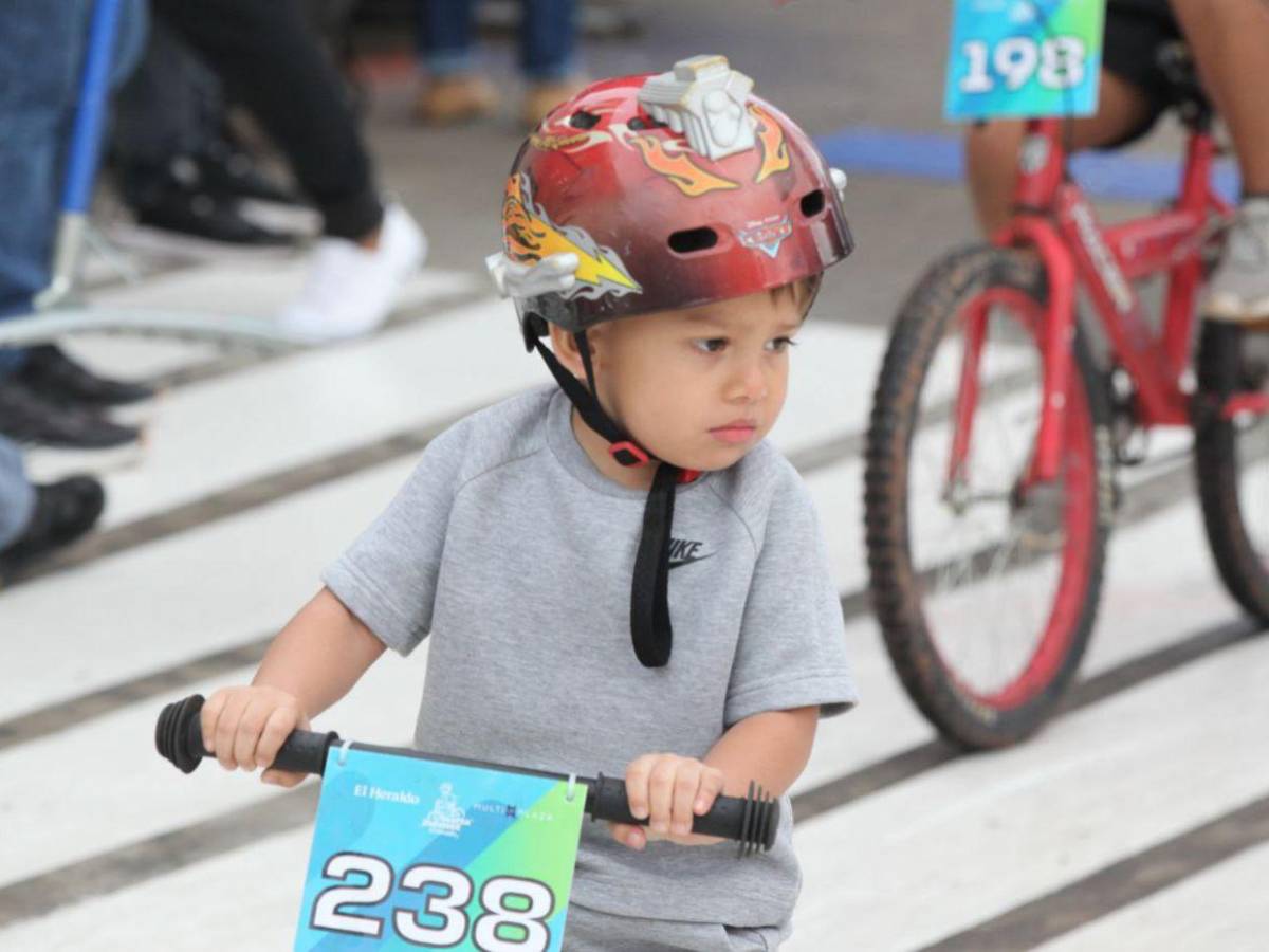 Cascos geniales y divertidos lucen los peques en la Vuelta Infantil 2025