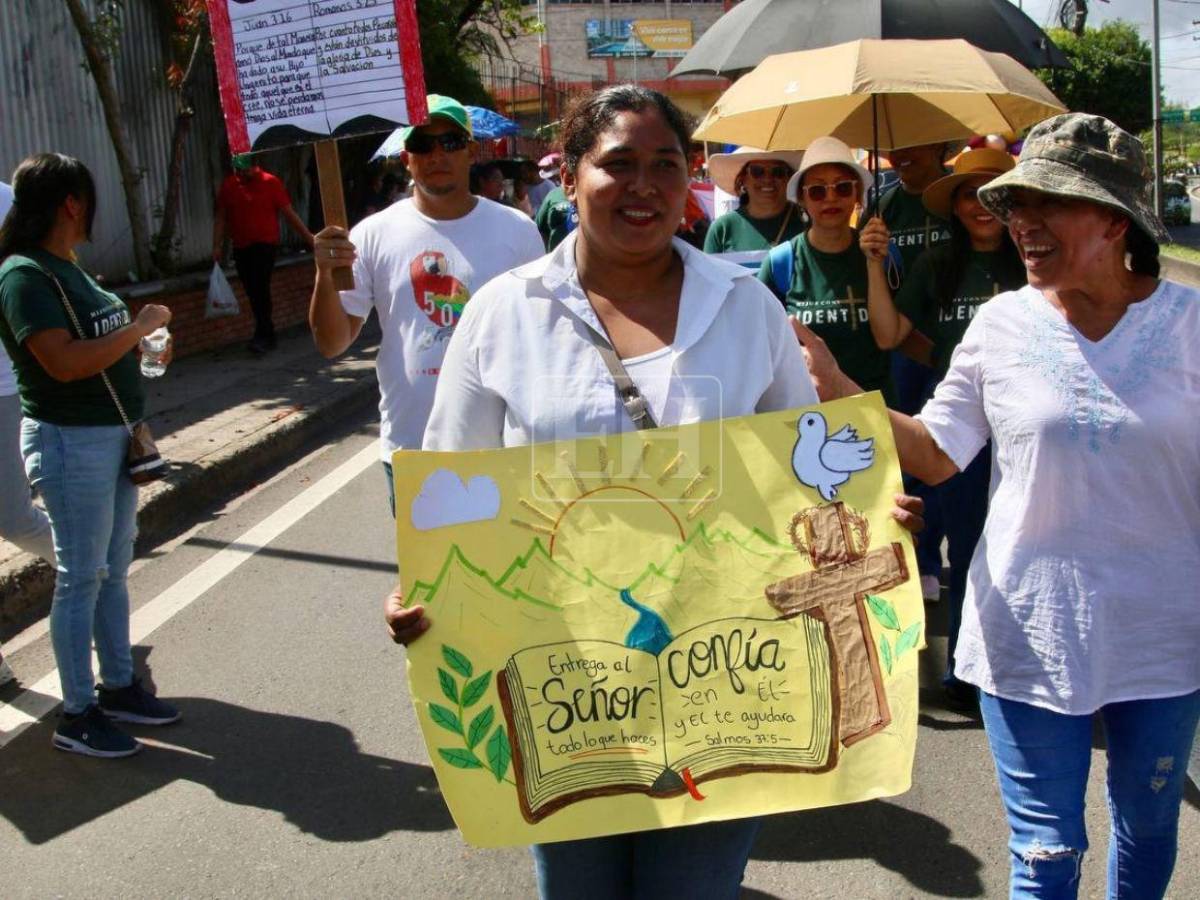 Carrozas, cantos y fe: así se desarrolla el Día Nacional de la Biblia en Tegucigalpa