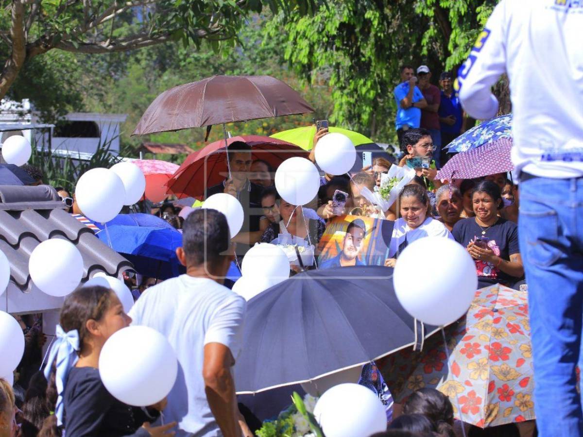 Entre fotos, globos blancos y alabanzas, así fue la sentida despedida de Hernán Martínez