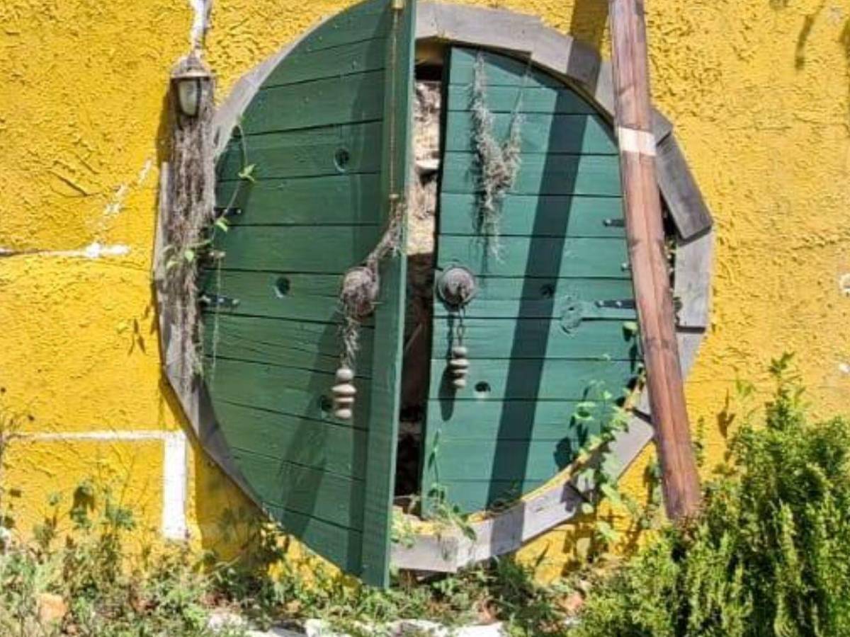 Semidestruida y sin utensilios luce la cabaña donde encontraron a Luis y Alejandra