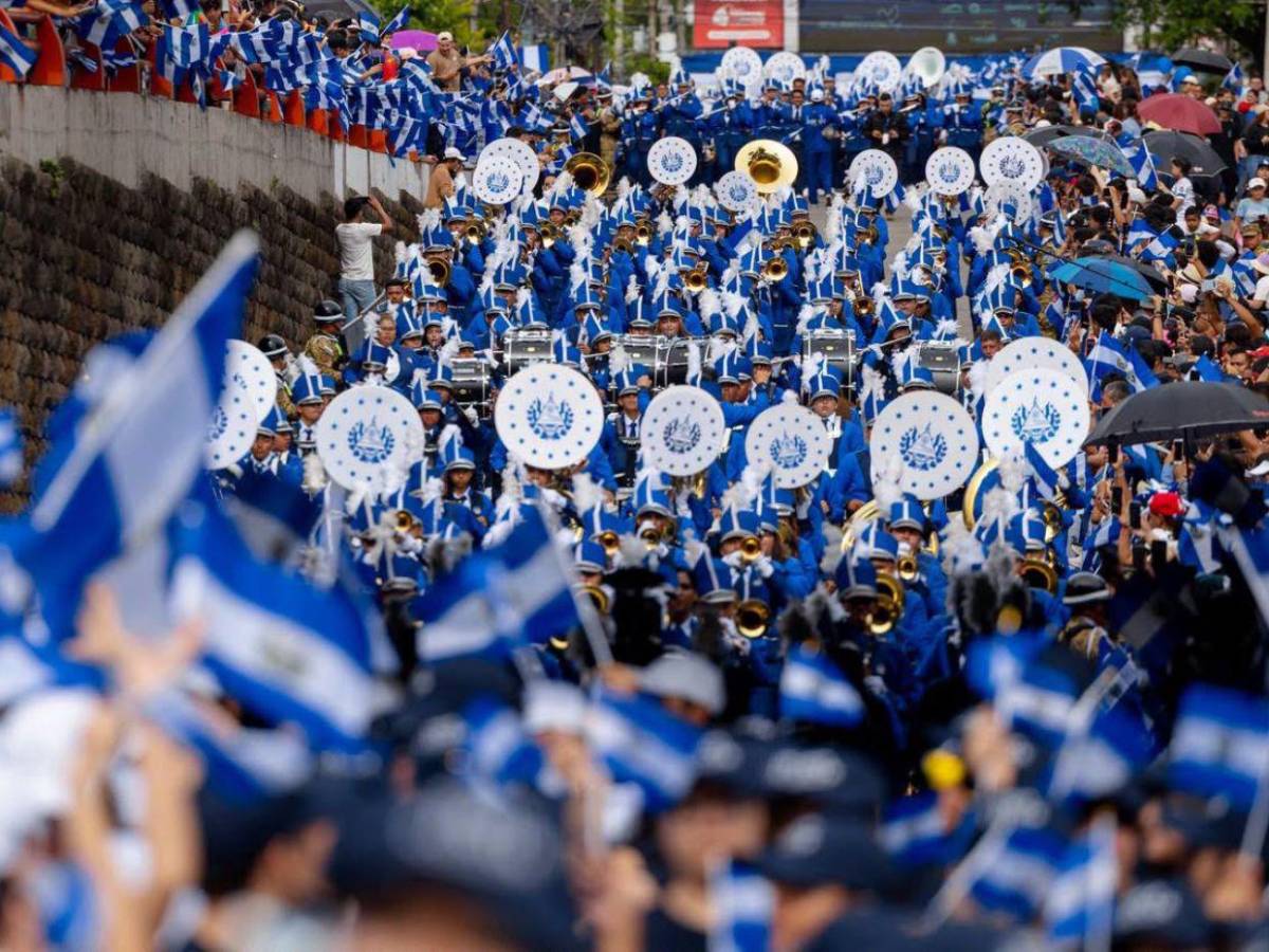 FOTOS: Perros robot sorprenden durante desfile de Independencia en El Salvador