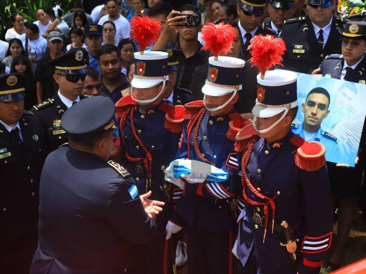 Jugando carritos en su ataúd y riendo con sus fotos: hijo despide al inspector Kevin Pérez