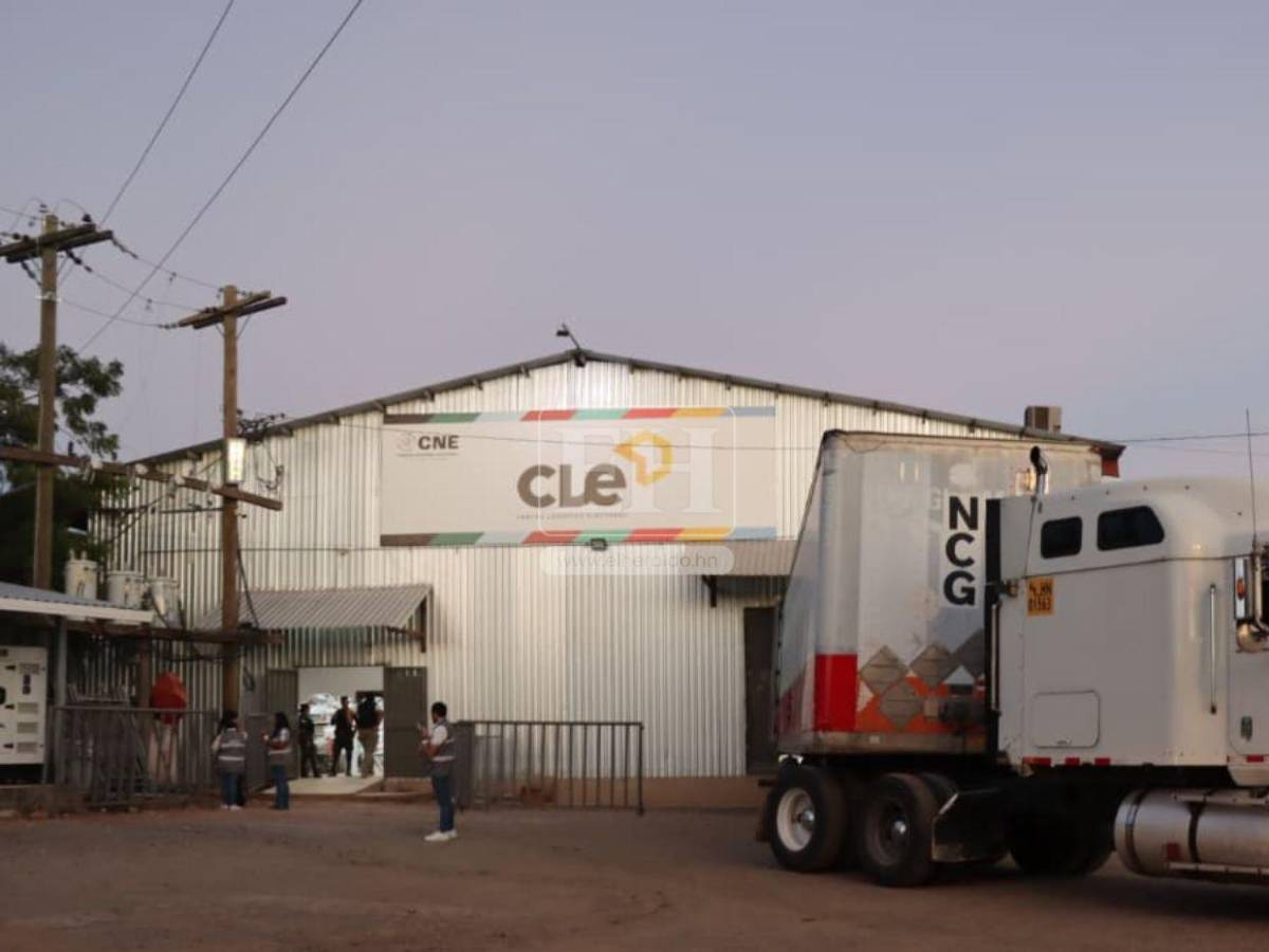 Camiones y logística lista para el inicio del despacho de material electoral