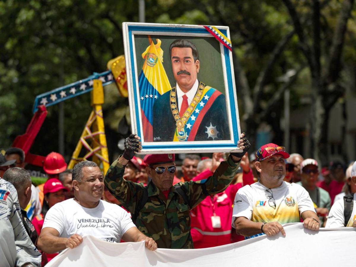 Con fotos de Maduro y pidiendo un salario digno: venezolanos conmemoran el Día del Trabajador