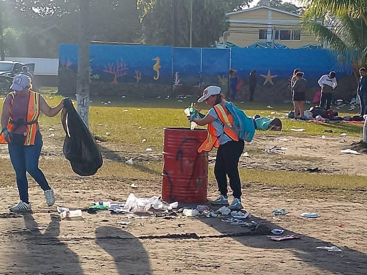 Como basurero: así amaneció la playa El Porvenir, en Puerto Cortés