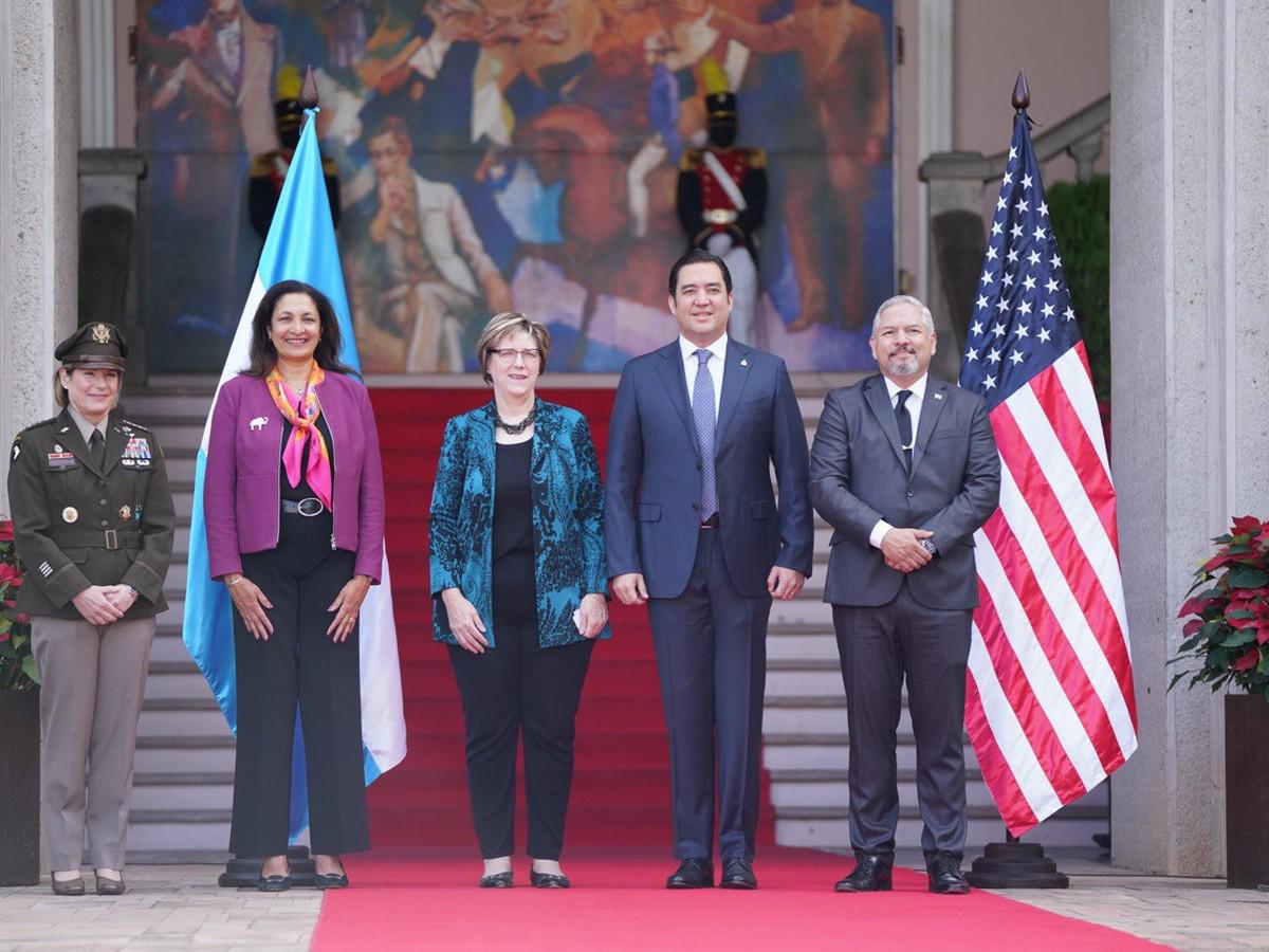 Comisión de alto nivel de EE UU inicia reunión en Casa Presidencial que durará hasta la tarde
