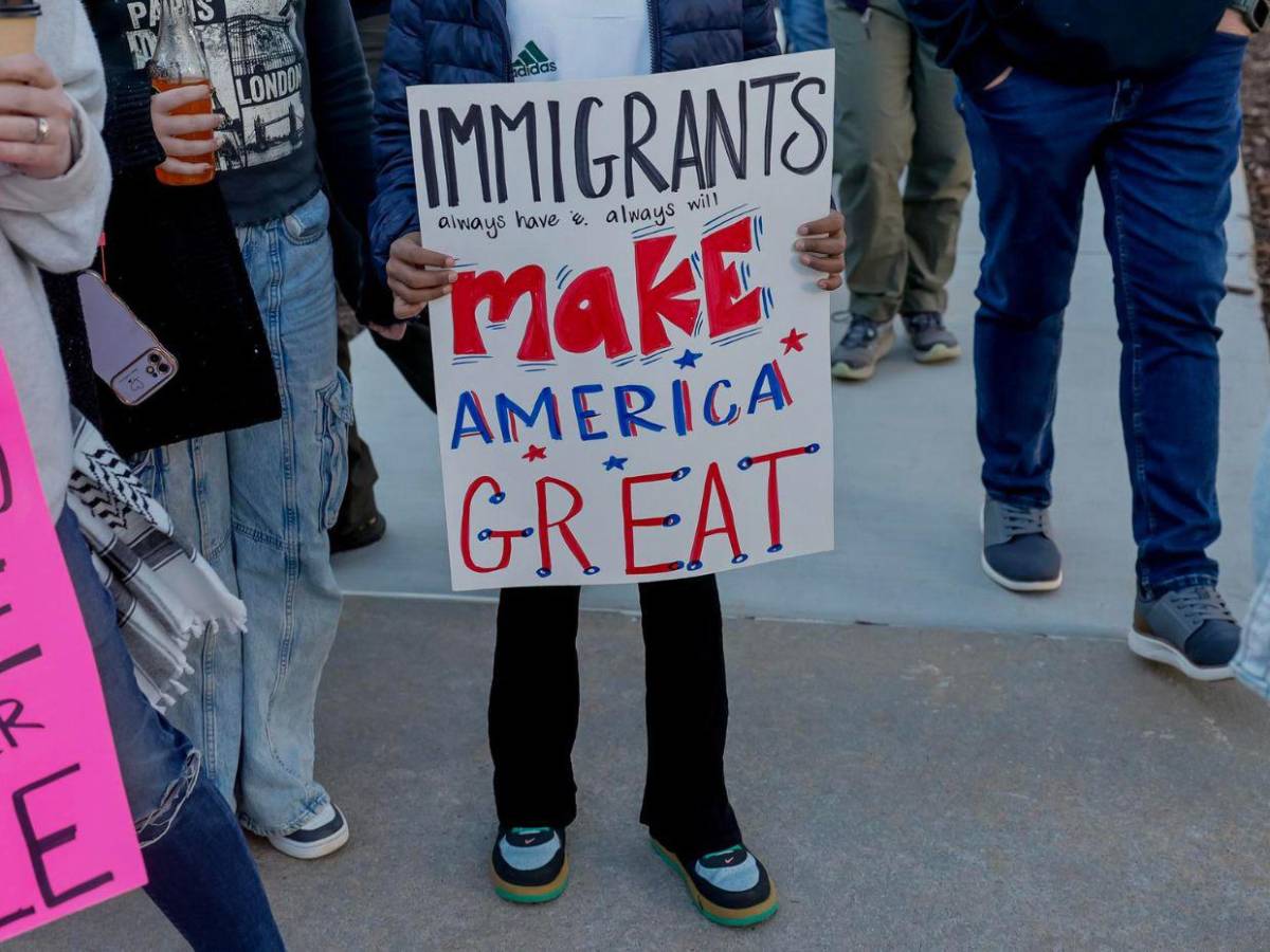Miles de migrantes protestan contra redadas y deportaciones de Donald Trump