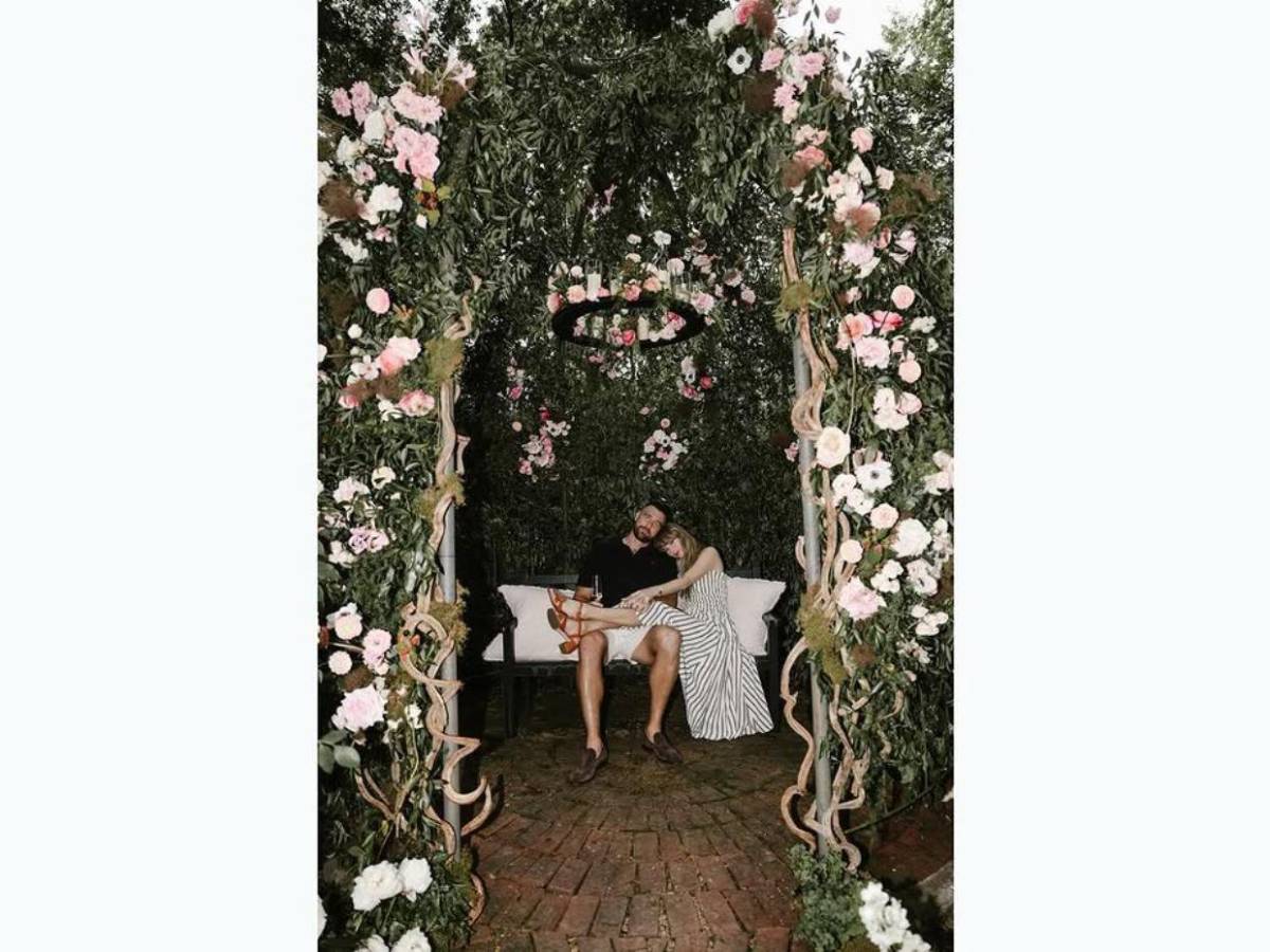 Rodeado de rosas y muy romántico: así le pidió matrimonio Travis Kelce a Taylor Swift