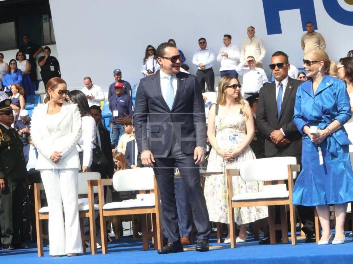 Tomás Zambrano y su esposa Yohana Lagos protagonizan romántico momento durante los desfiles patrios
