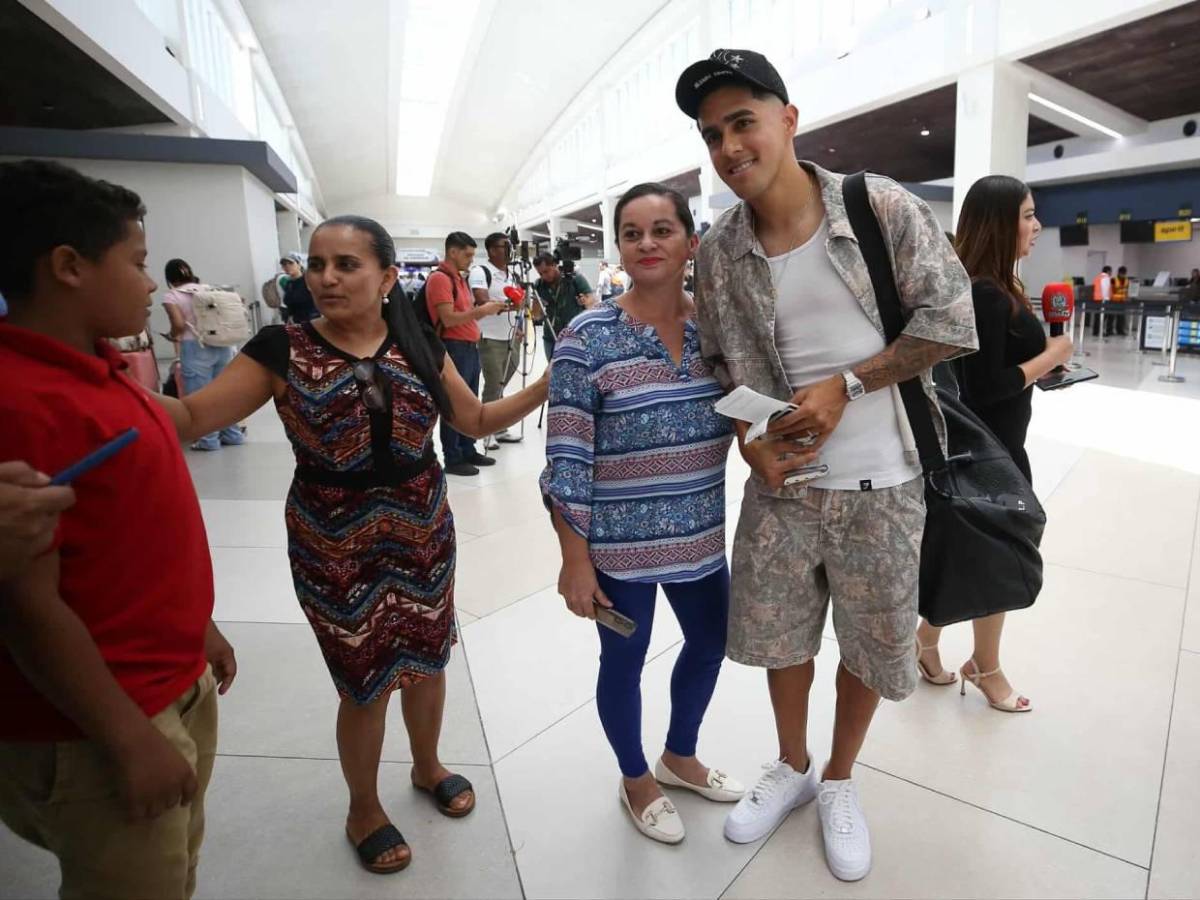 Julián junto a bella chica y Luis Palma solicitado: Legionarios viajan tras Honduras vs Nicaragua