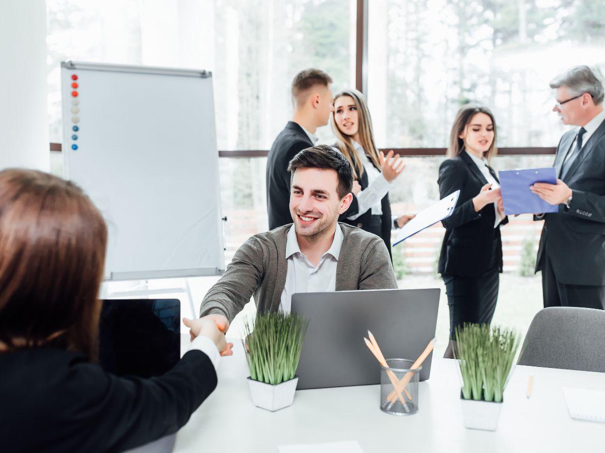 También es importante programar una reunión formal con su supervisor o el departamento de recursos humanos en un momento estratégico, de resultados favorables.