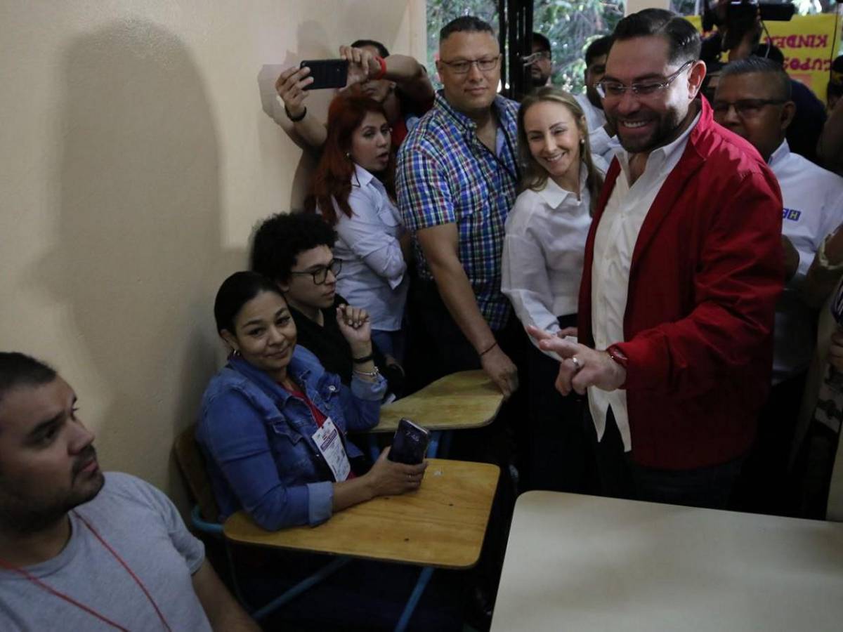 “Llorón traidor” le gritan a Jorge Cálix simpatizantes de Libre en su centro de votación