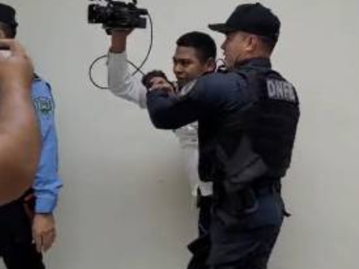 Colegio de Periodistas condena agresión de policías a periodistas en SPS