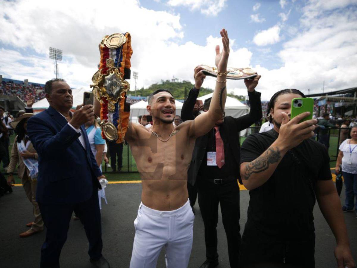 Teófimo López se une a los desfiles patrios en la capital