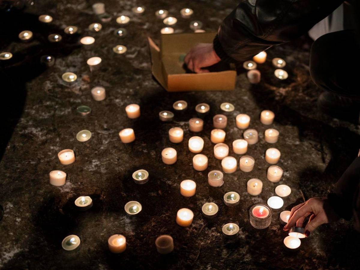 Vigilia recuerda a las víctimas del incendio de Crans Montana, Suiza