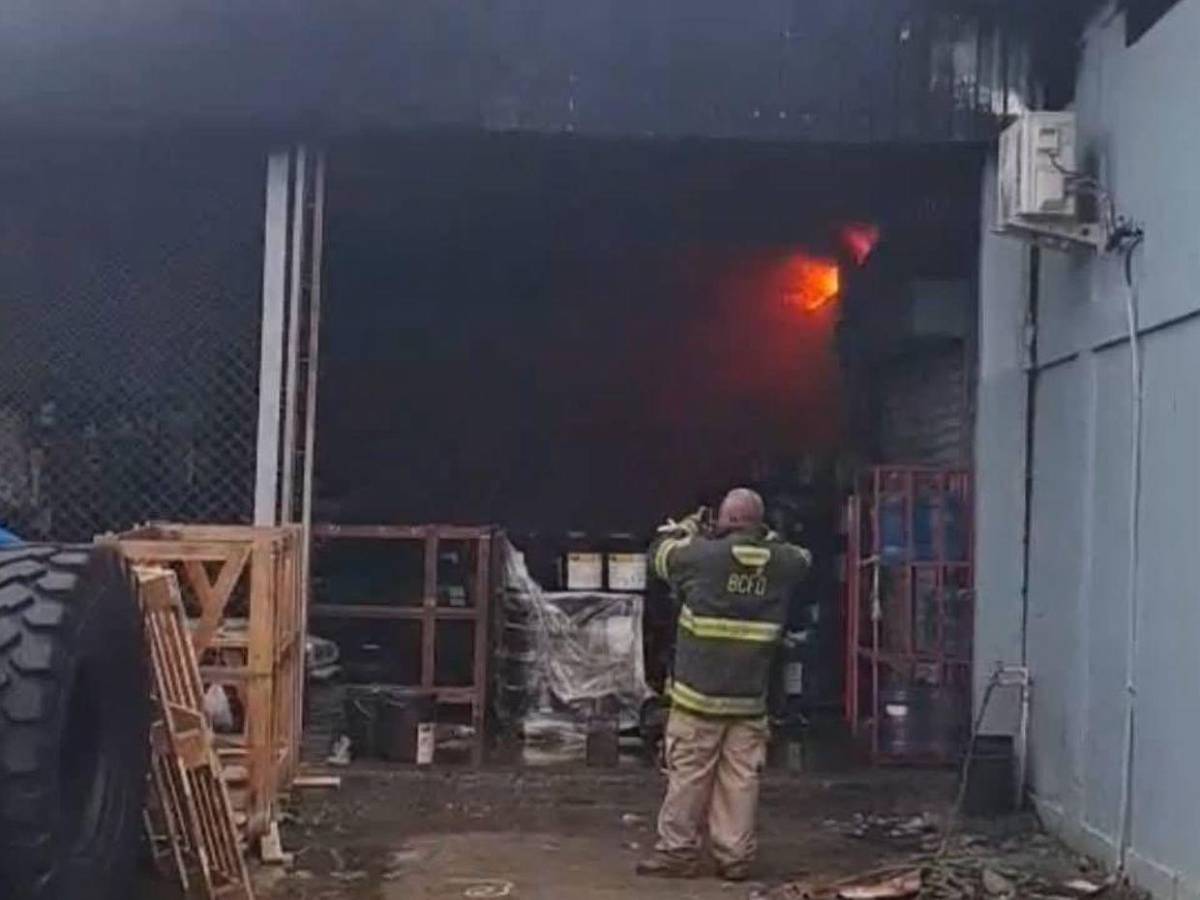 En fotos: voraz incendio afecta bodegas de llantas en Tocoa, Colón