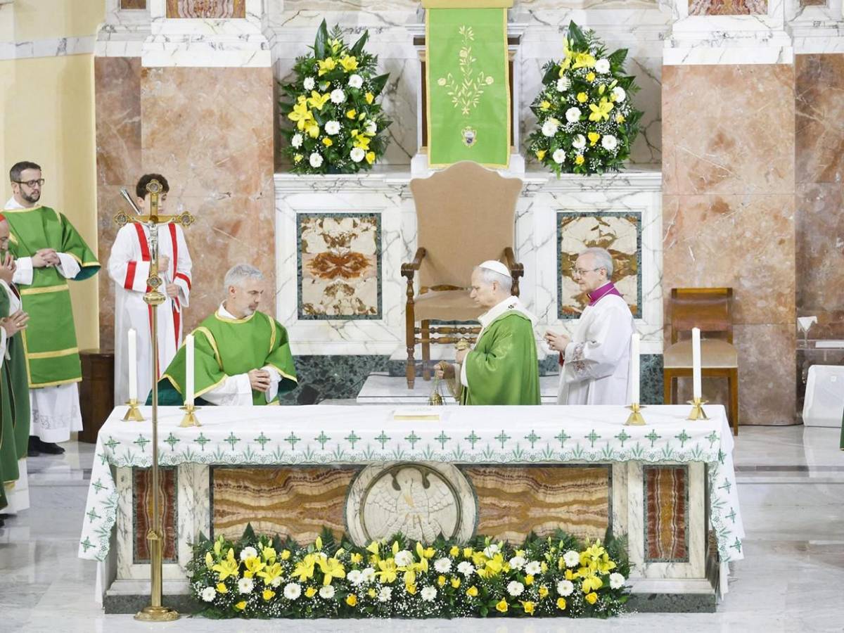 Dos monaguillas al lado del papa León XIV son noticia y reavivan debate