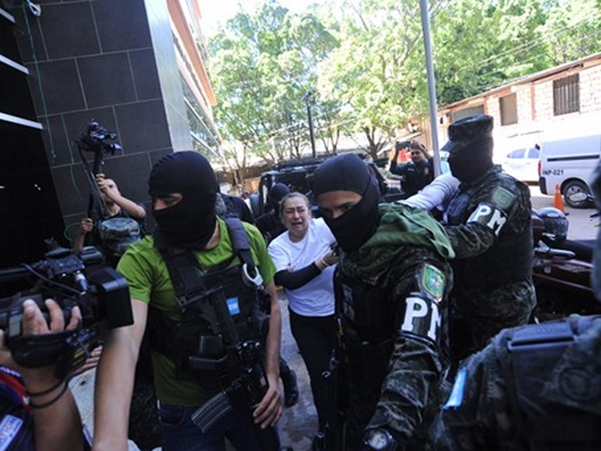 Llega exministra Rocío Tábora a Medicina Forense para evaluación médica