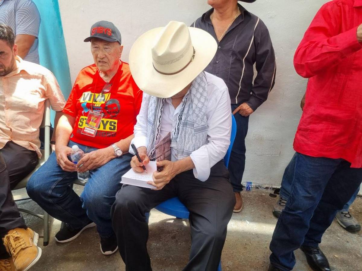 Mel Zelaya pasea su libro El Golpe 28-J durante marcha del Día del Trabajador