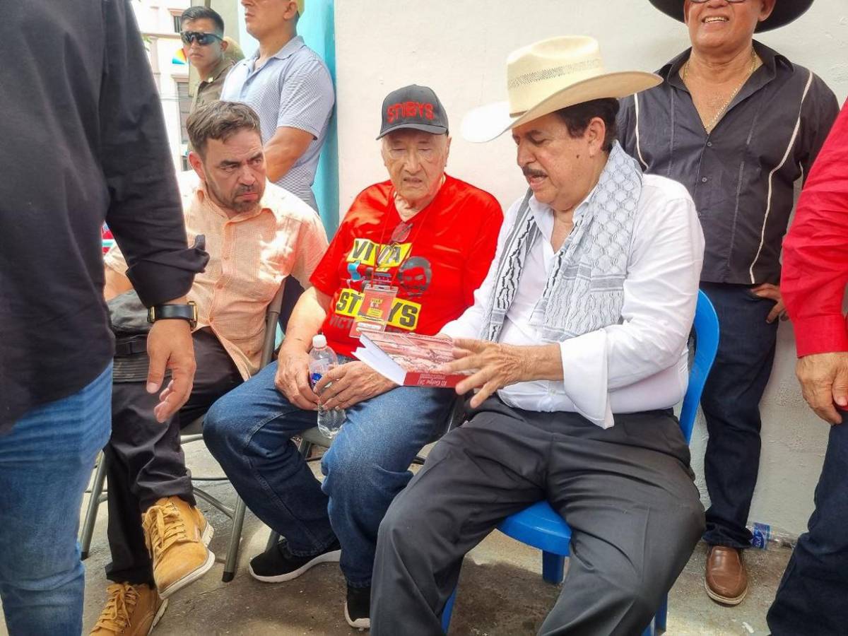 Mel Zelaya pasea su libro El Golpe 28-J durante marcha del Día del Trabajador