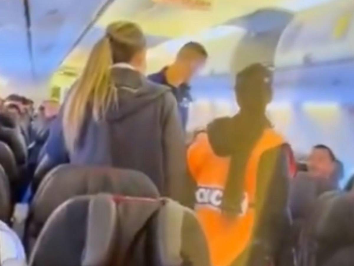 ¡Insólito! Bajan de avión a futbolista por gritar bomba y podría tener consecuencias