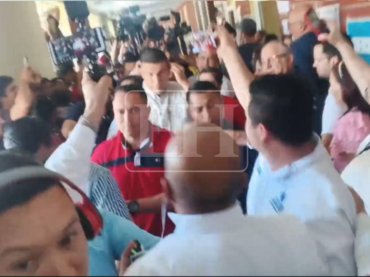 “La gente tiene derecho a hacer y decir lo que quiera”: Redondo tras abucheos en su centro de votación