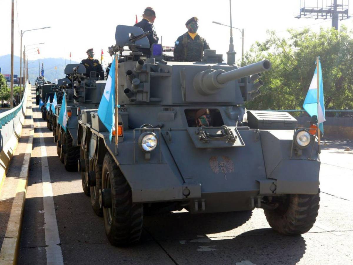 En medio de tensión política, FF AA realiza desfile militar para conmemorar bicentenario del Ejército