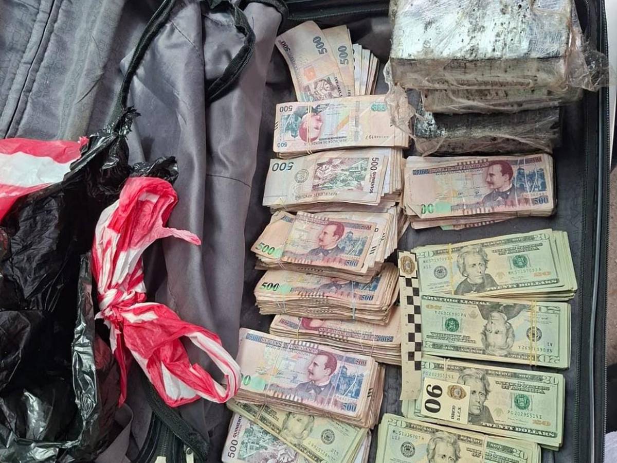 Con un millón de lempiras embalados capturan a tres hombres en muelle de cabotaje de La Ceiba