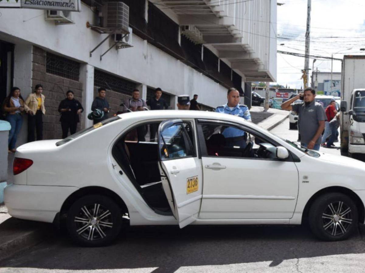 Entre llanto y dolor, familiares identifican a taxista asesinado en La Reforma
