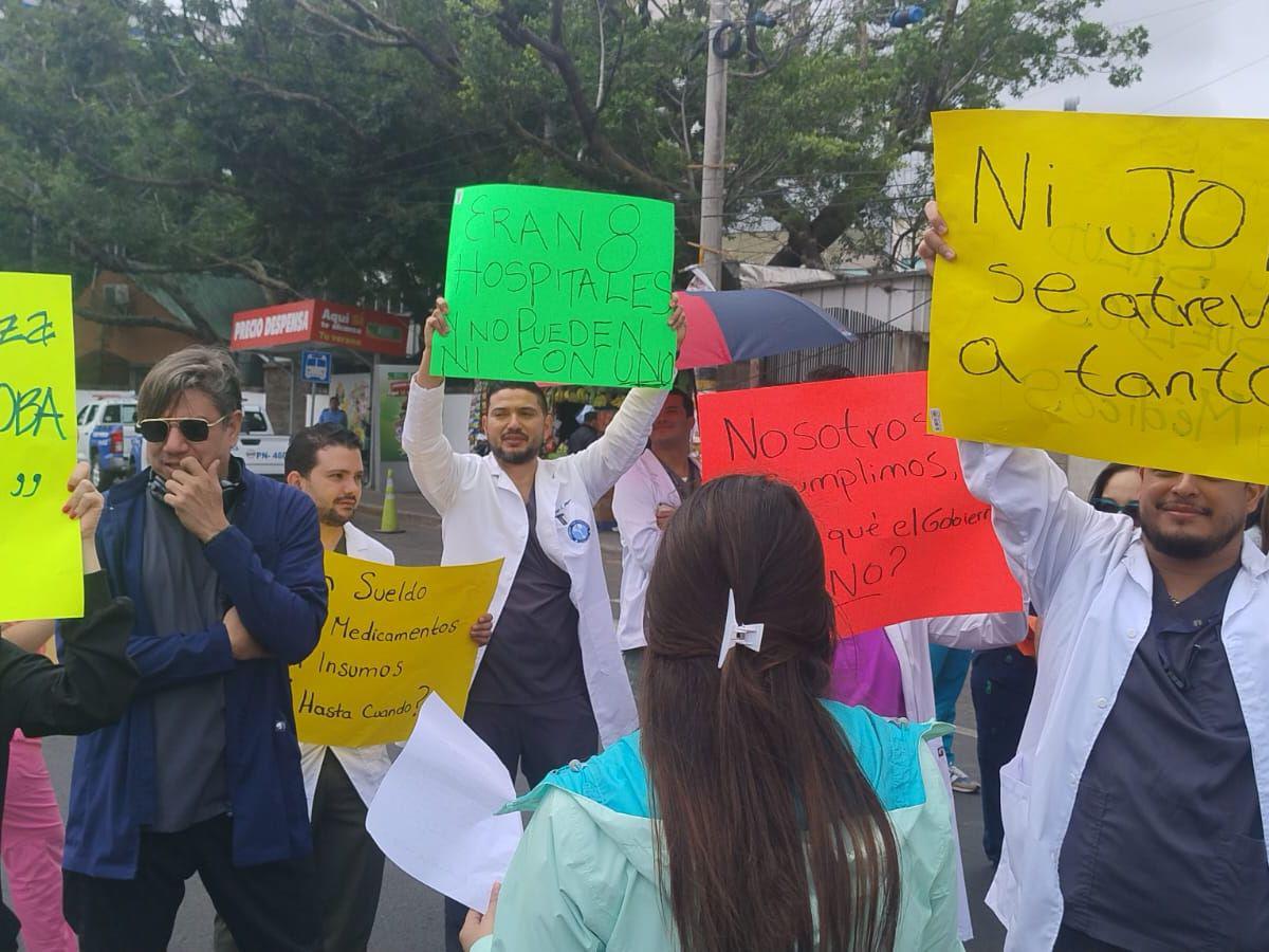 “Ni JOH se atrevió a tanto”: médicos en protestas por falta de pagos envían fuertes mensajes